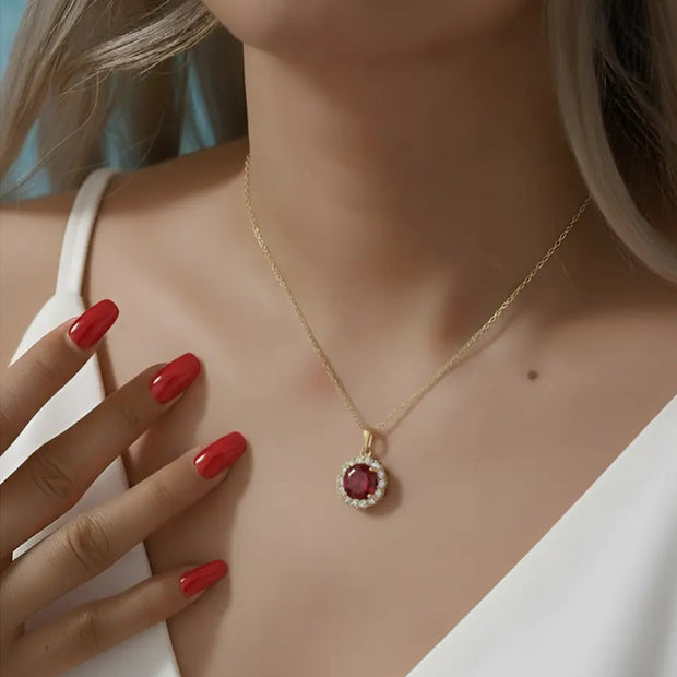 Artimas 14K aukso rubino halo vėrinio vaizdas, pabrėžiantis preciziškai išpjautą rubino AAAAA cirkoniją ir aukštos blizgesio 14K auksu dengto rėmelio apdailą.
