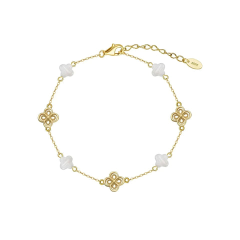 Clover Shell Pearl Bracelet in 14K gold-plated 925 silver with shell clovers and filigree gold clovers, on white