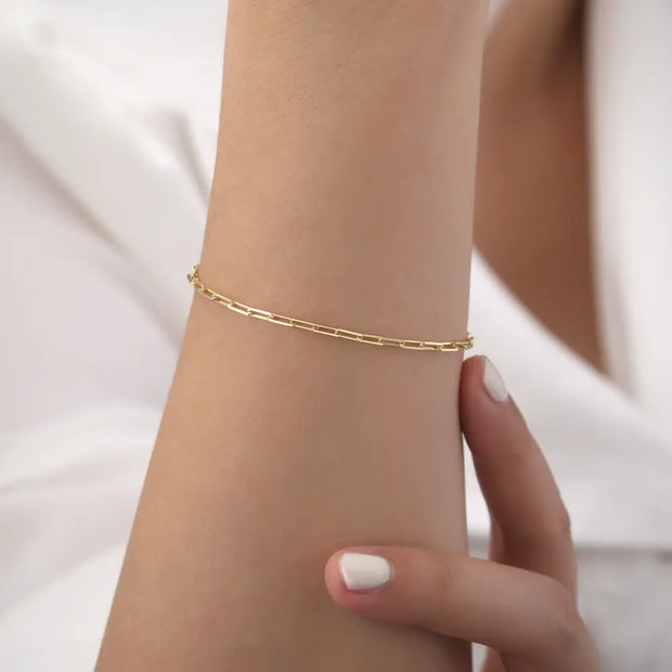 14K aukso segtuko grandinėlės apyrankė, sukurta kaip pagrindas kruopščiai atrinktai auksinių apyrankių kompozicijai