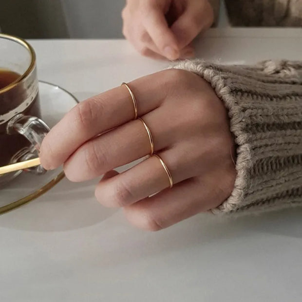 Artimas 14K auksu dengto pagrindinio sluoksniuojamo žiedo iš 925 sidabro detalės vaizdas, rodantis poliruotą, antspaudu pažymėtą paviršių, rankų darbo Kaune.