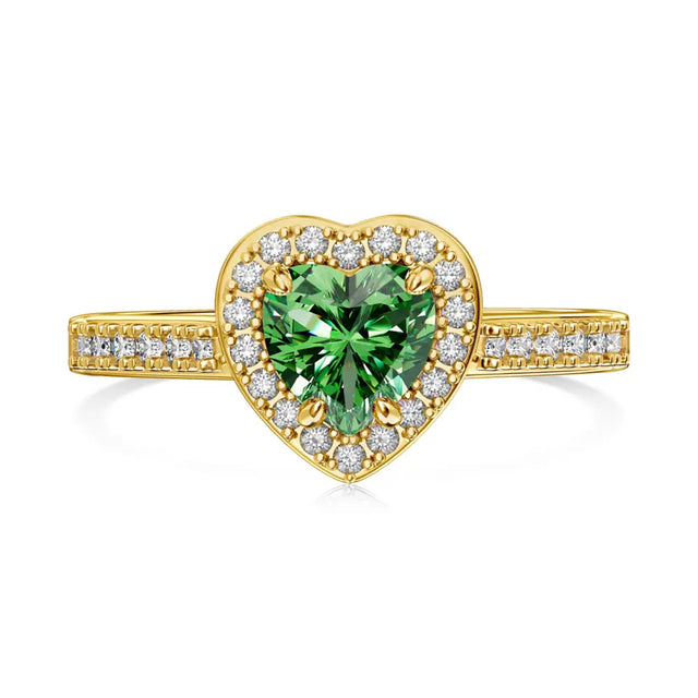 Macro detail of the gold heart ring revealing the deep green AAAAA emerald zirconia and polished setting. Hallmarked Loretana piece, hand-finished in Kaunas.