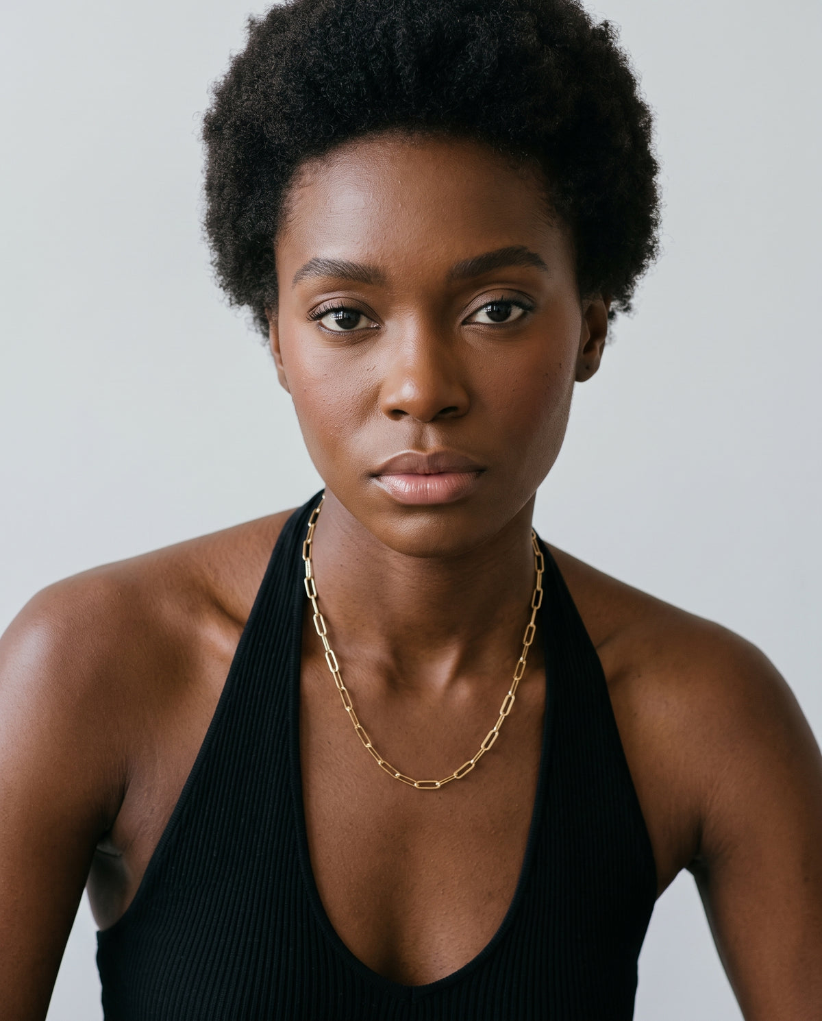 Model wearing the Paperclip Chain Necklace 50cm in 14K gold-plated 925 sterling silver
