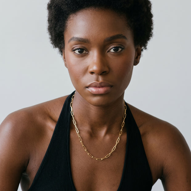 Model wearing the Paperclip Chain Necklace 50cm in 14K gold-plated 925 sterling silver