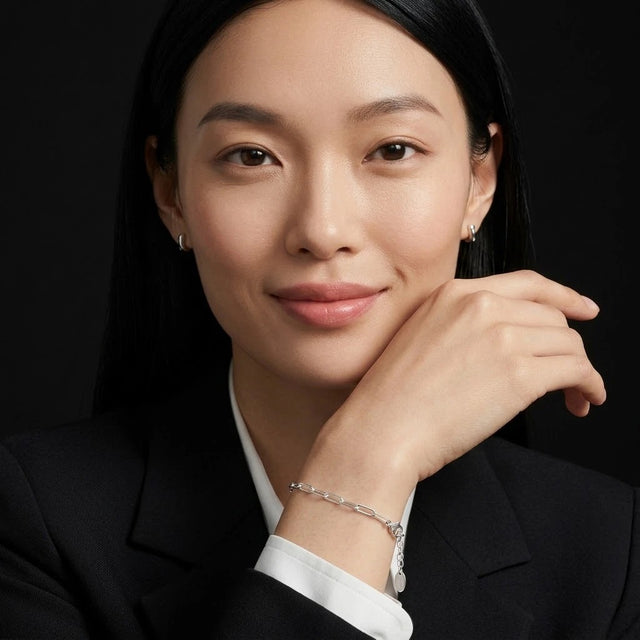 Woman wearing the 925 silver paperclip chain bracelet on her wrist